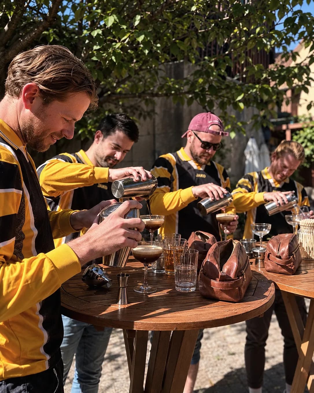 Un groupe d’amis prépare des espresso martini ensemble, en terrasse, verres et shakers en main.