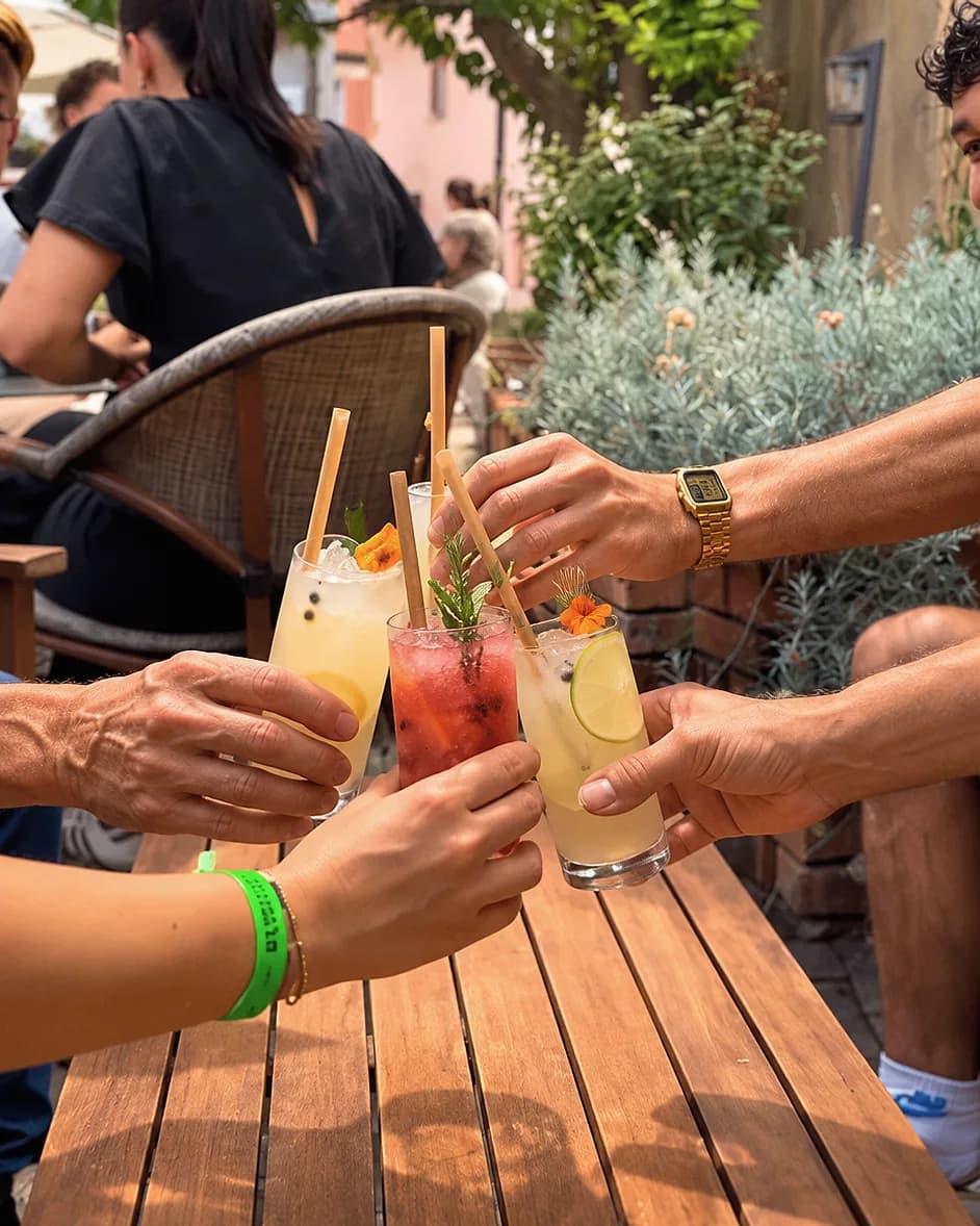 Trois créations trinquées à bout de bras, en terrasse, entre amis.